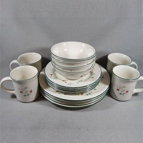 Pfaltzgraff Winterberry 16-Piece Dinnerware Set